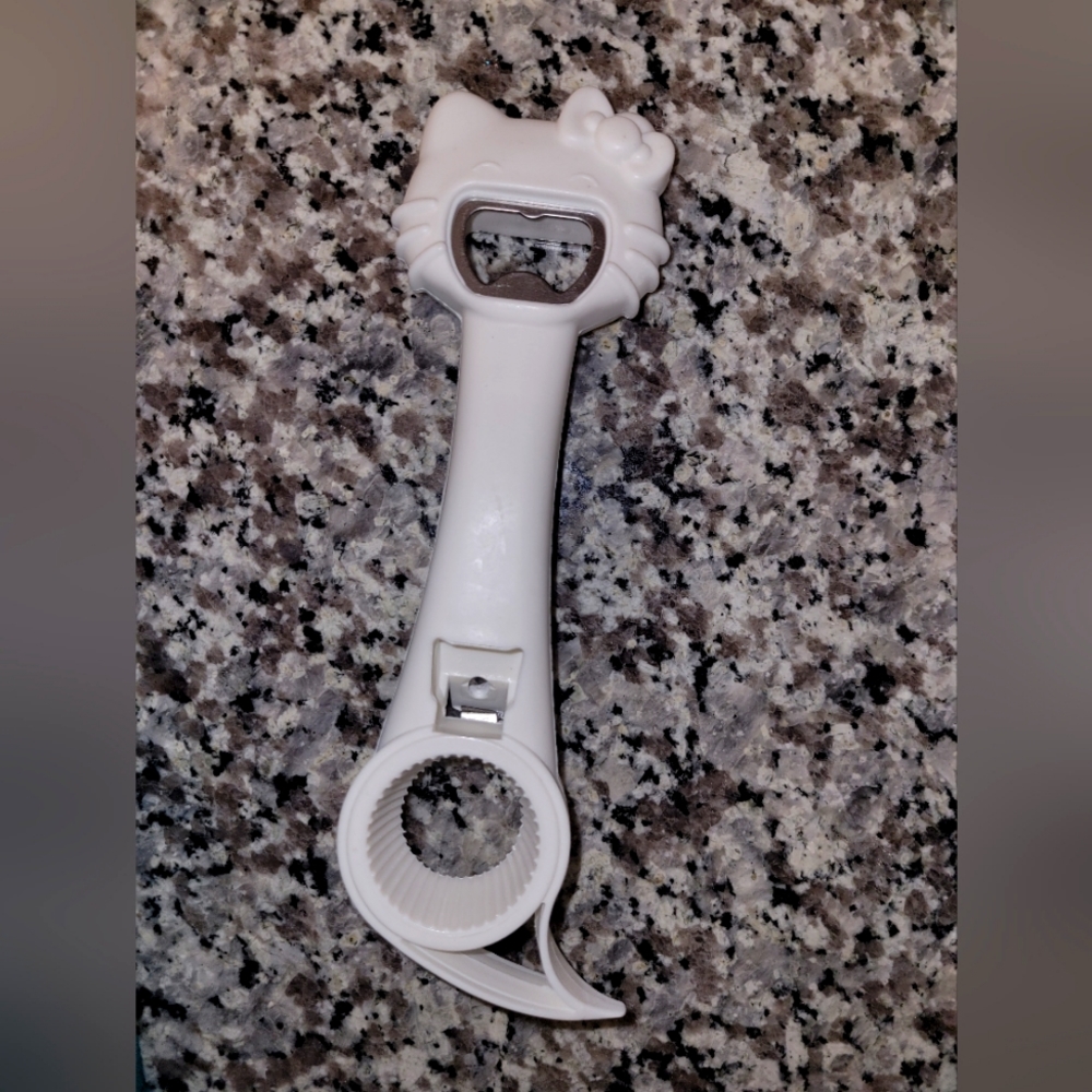 Sanrio Hello kitty bottle and cab opener